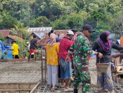 Kebersamaan ditengah-tengah Masyarakat, Babinsa gotong royong bangun Masjid.