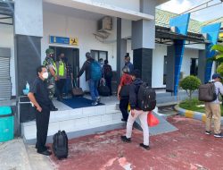 Pendisiplinan dan Pengamanan Bandara Wonopito oleh Babinsa Lewoleba