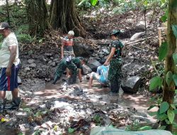 Wujud TNI-Rakyat, Babinsa bersama warga bangun Tepingan Air.