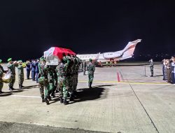 Kodim 1624/Flotim ikuti Upacara pemberangkatan Jenazah Brigjen TNI Iman Budiman S.E (Danrem 161/WS) melalui Bandara El Tari Kupang.