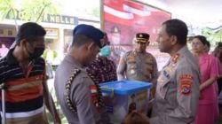 Kapolda NTT Bersama Ketua Bhayangkari Daerah Berbagai Kasih Kepada Masyarakat Tidak Mampu