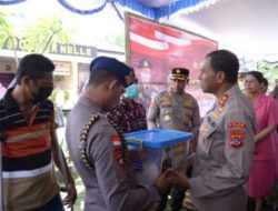 Kapolda NTT Bersama Ketua Bhayangkari Daerah Berbagai Kasih Kepada Masyarakat Tidak Mampu