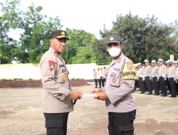 Kapolda NTT Irjen Pol Drs. Johni Asadoma, M.Hum berikan penghargaan kepada anggota Polri yang berprestasi