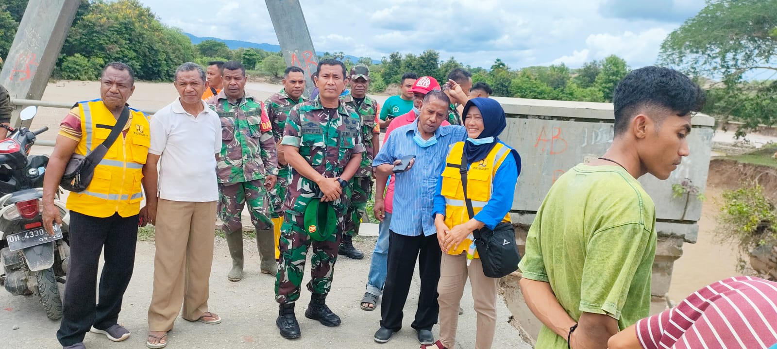 , Kasrem 161/Wira Sakti Beserta Jajaran Meninjau Lokasi Banjir Dikabupaten Kupang Timur, Mexin TV