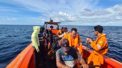 , Tim Sar Berhasil Evakuasi 7 Orang ,Akibat mati Mesin Saat Berlayar Ke Rote, Mexin TV