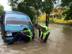 Dua Anggota Lantas Polres Kupang Kota Membantu Mobil Yang Mogok Didepan Gedung Golkar